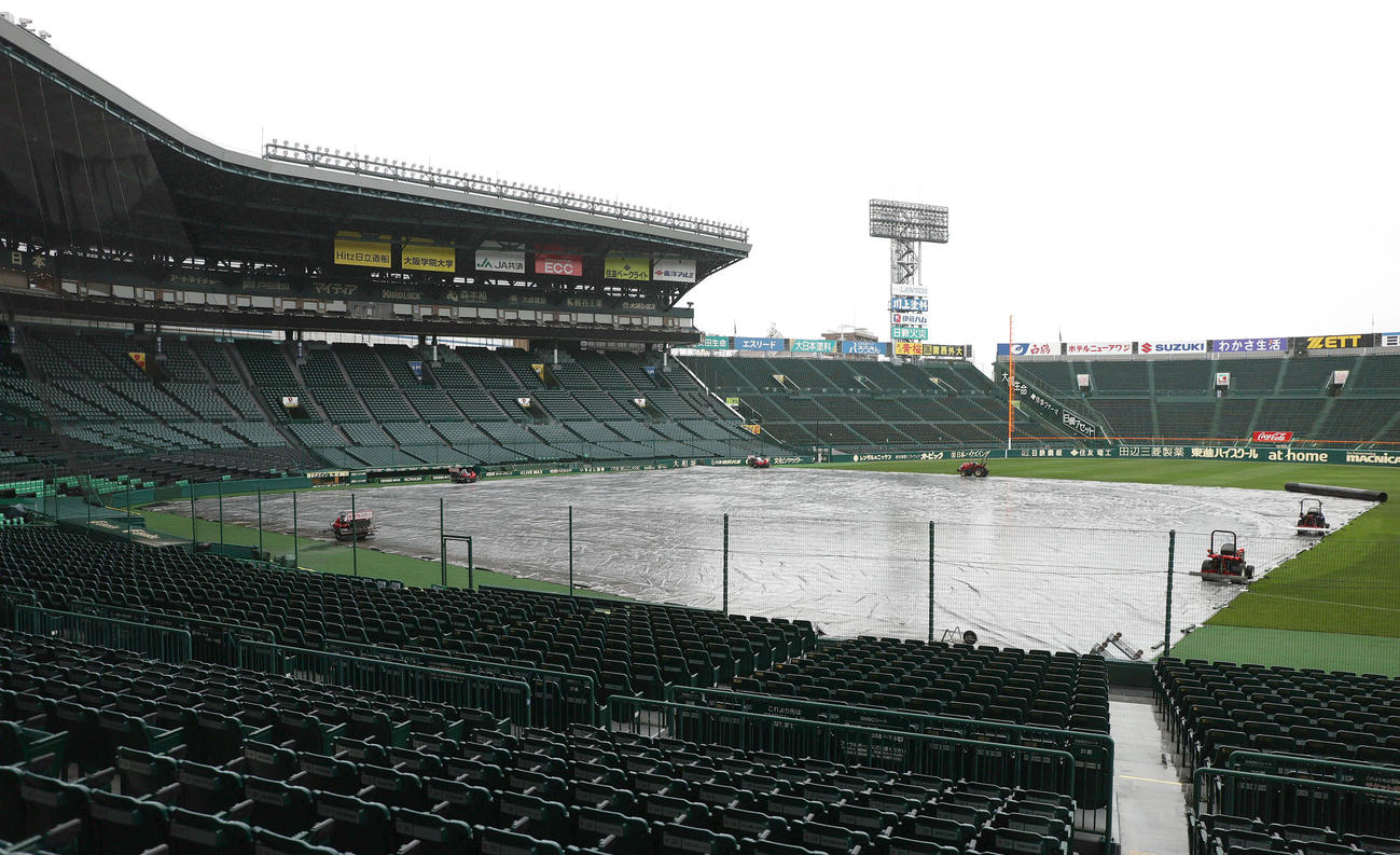 午前11時開始の予定だったが、天候回復が見込めないため中止が発表された甲子園球場（撮影・上山淳一）