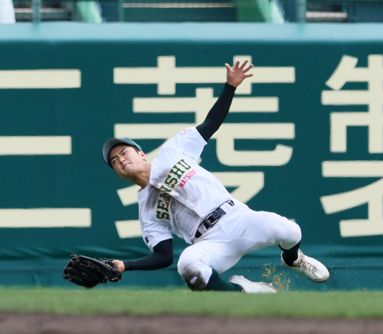 高知対専大松戸　7回表高知1死、代打井上の飛球を好捕する上迫田（撮影・加藤哉）