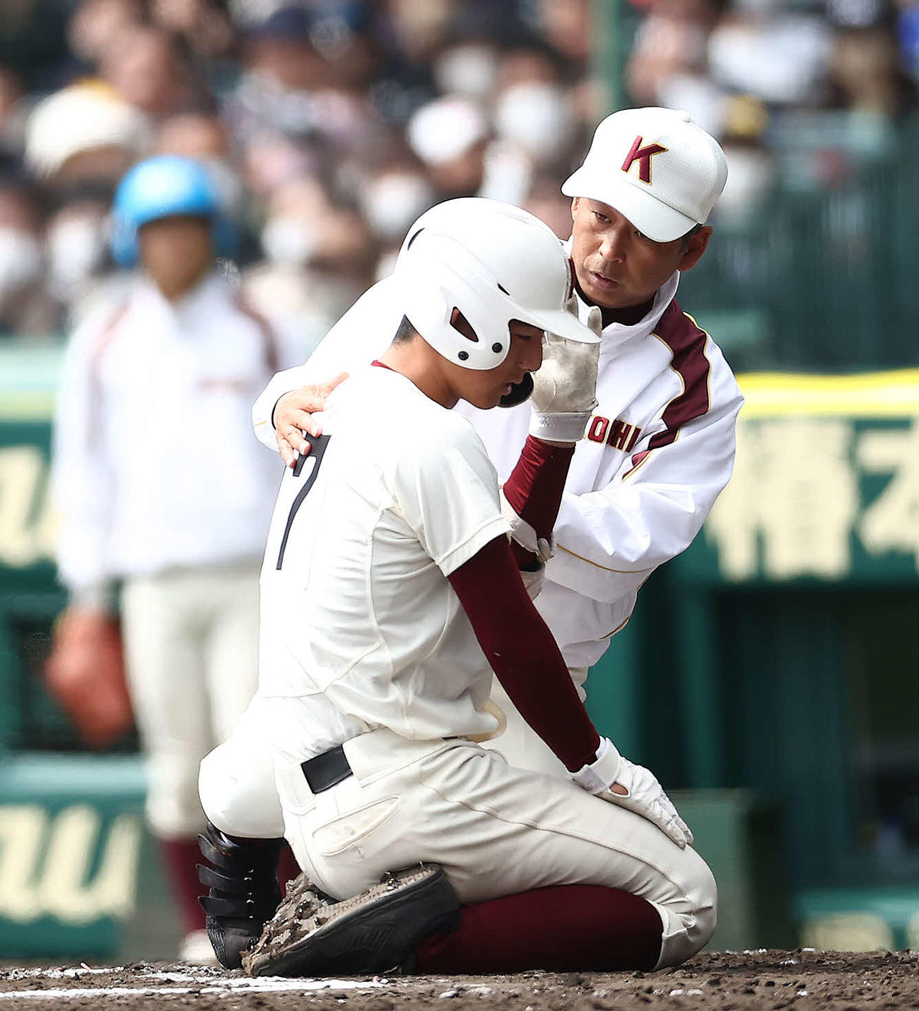高知対専大松戸　7回表高知2死一塁、死球を受けた辻井（手前）の様子をうかがう浜口監督（撮影・河田真司）