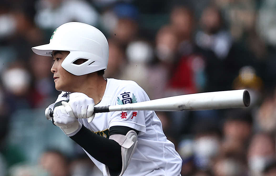 高知対専大松戸　8回裏専大松戸1死一、三塁、中前適時打を放つ太田（撮影・河田真司）