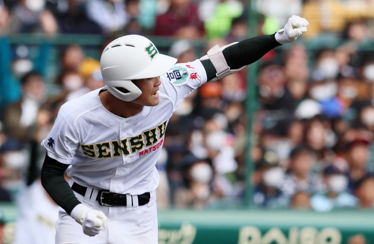 高知対専大松戸　8回裏専大松戸1死一、三塁、太田は中前適時打を放を放ちガッツポーズを見せる（撮影・加藤哉）