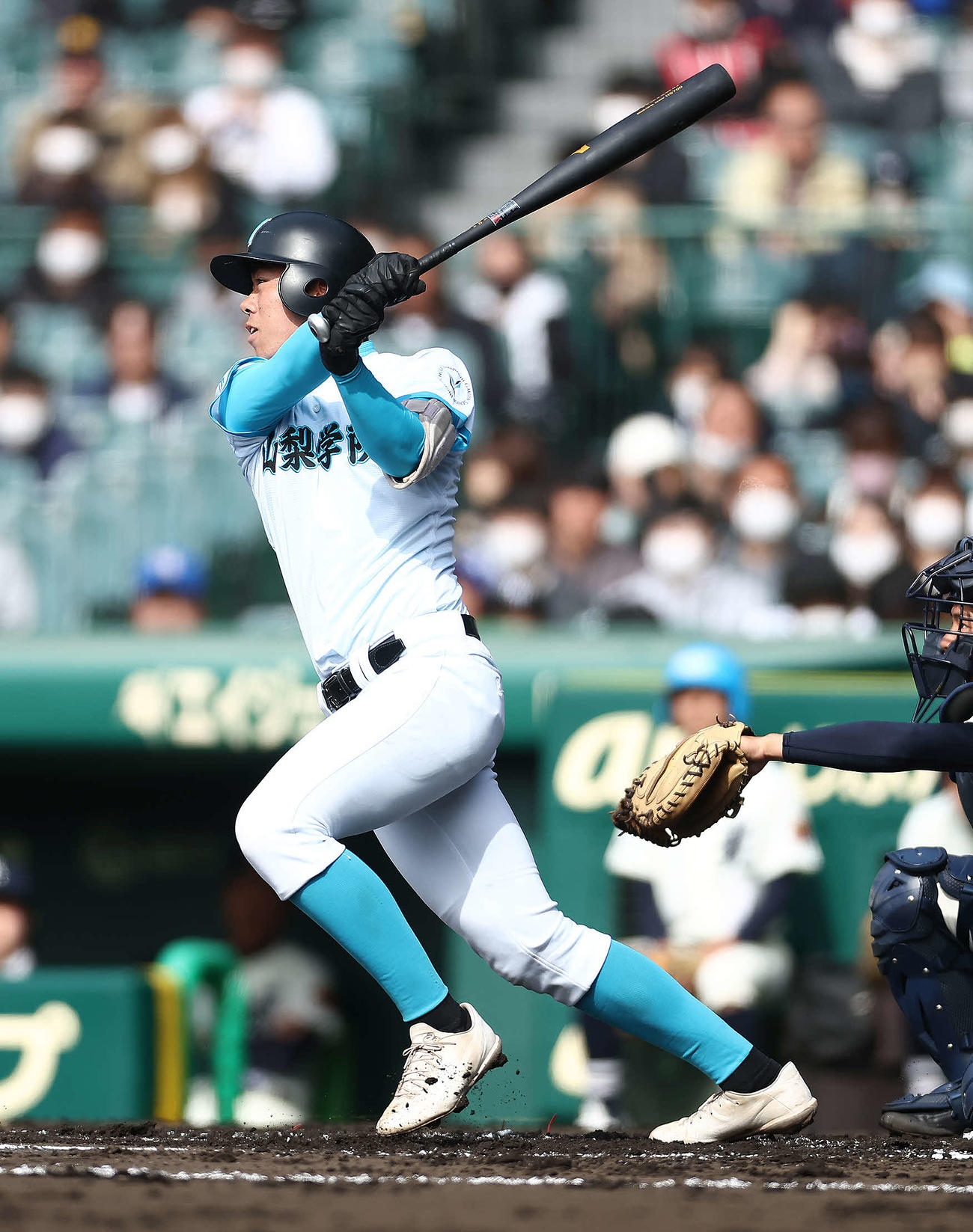 光対山梨学院　2回裏山梨学院無死、右中間に三塁打を放つ佐中（撮影・河田真司）