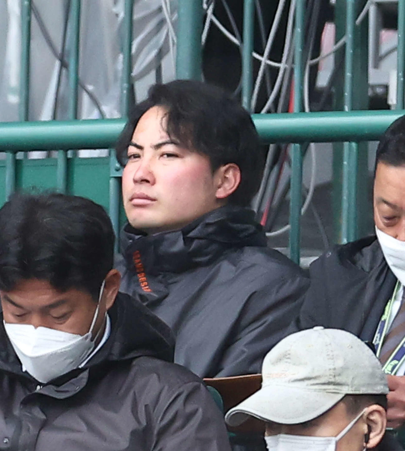 視察する吉田大成氏（撮影・河田真司）