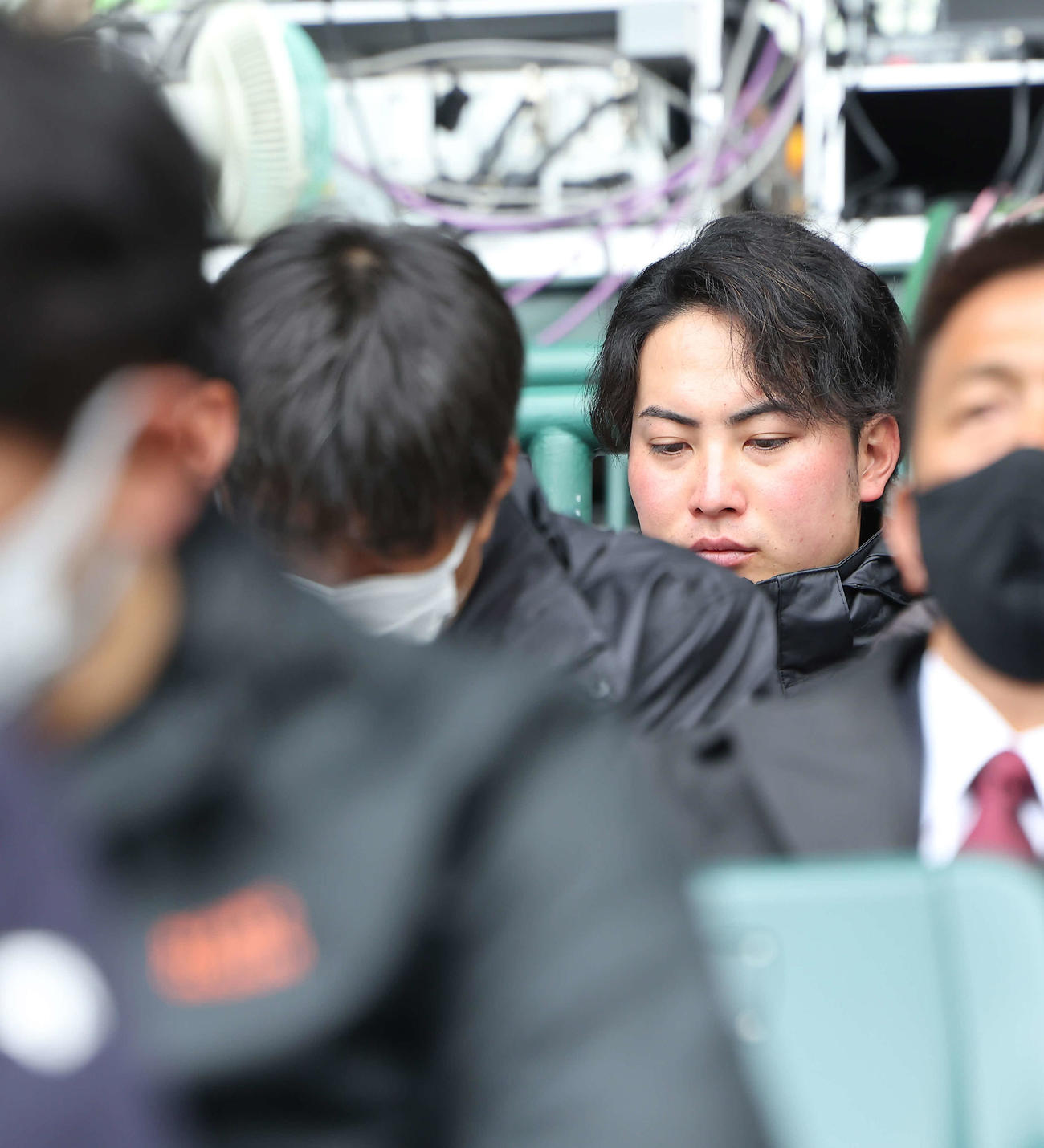 視察する吉田大成氏（撮影・河田真司）