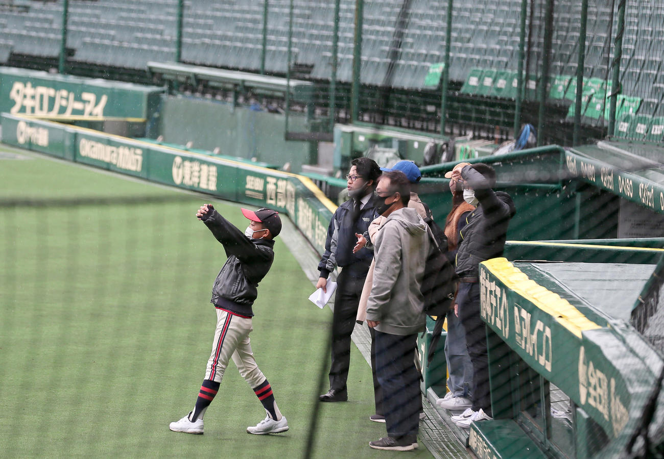 甲子園球場のグラウンドを視察する始球式が予定されていた小学生（撮影・上山淳一）