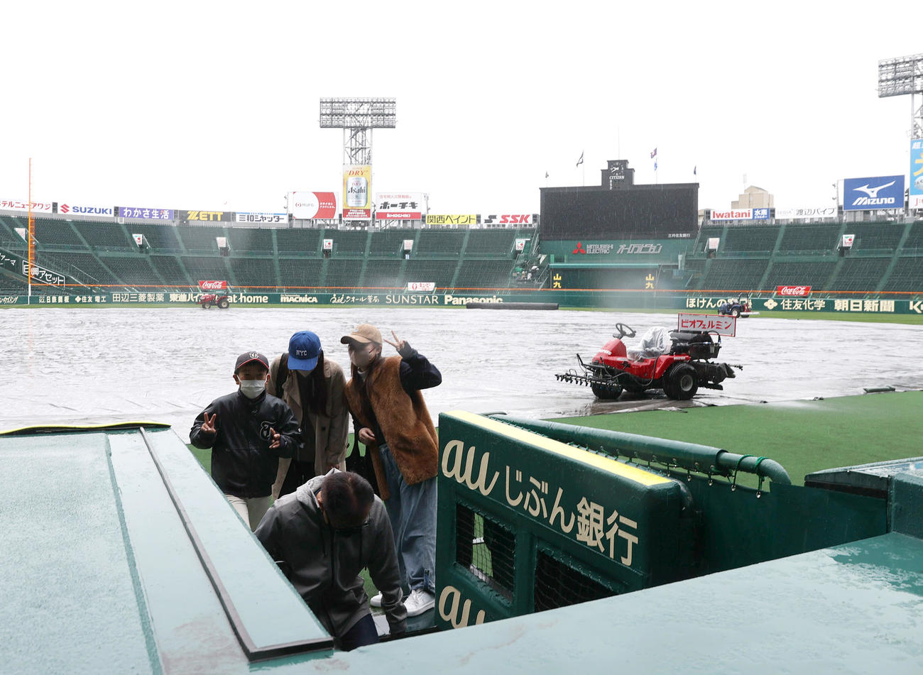 甲子園球場の視察を終え、引き揚げる始球式が予定されていた小学生（撮影・上山淳一）
