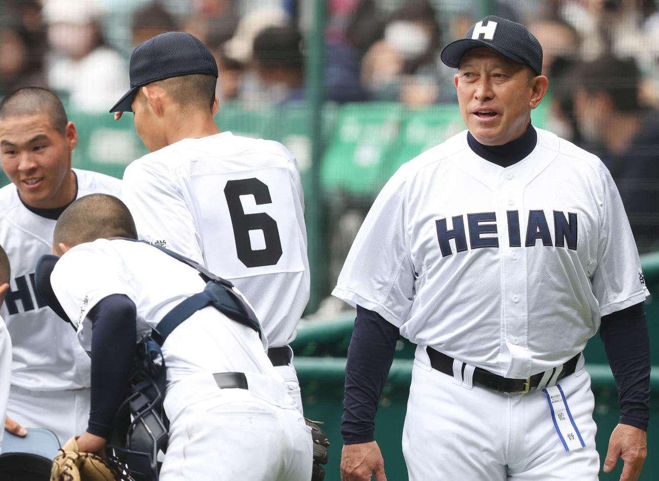 21日長崎日大戦で選手に声をかける龍谷大平安・原田英彦監督（右）