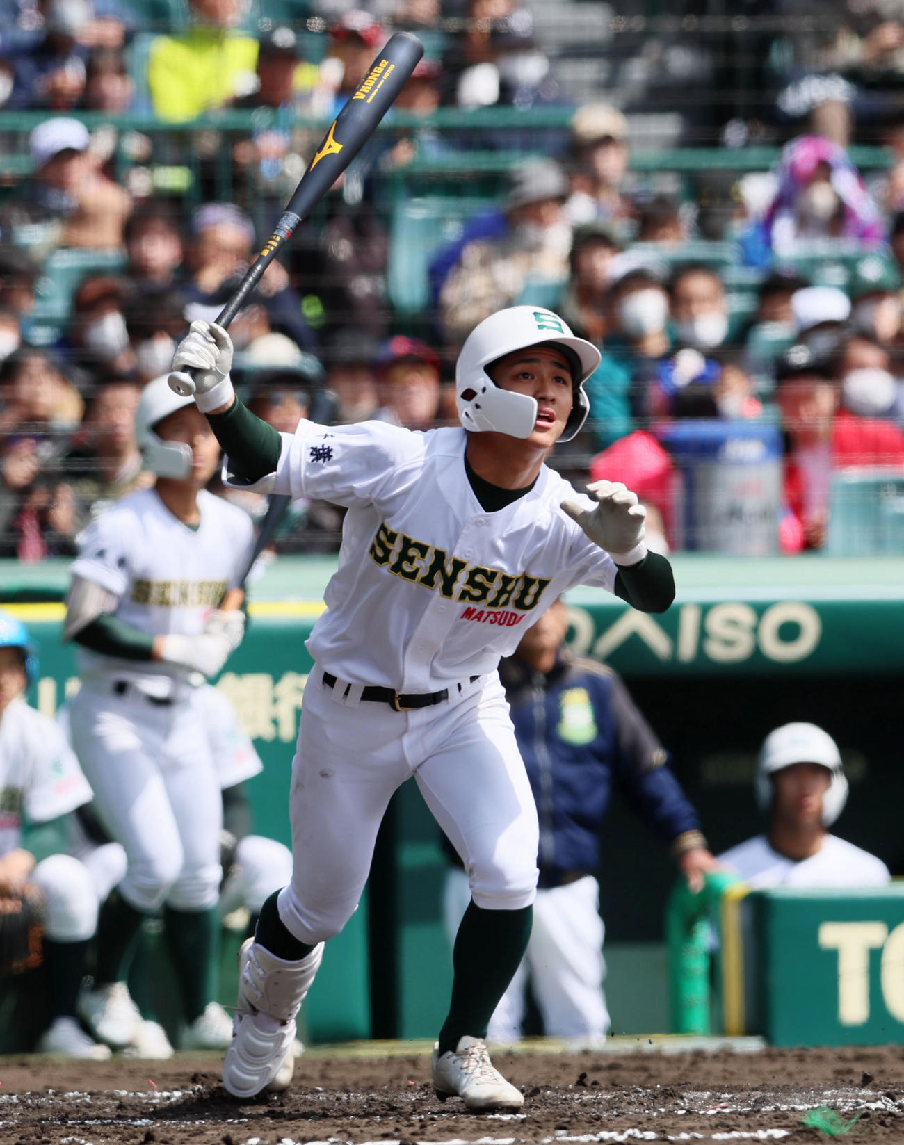 高知対専大松戸　2回裏専大松戸1死二塁、広川は右越え2点本塁打を放つ（撮影・加藤哉）