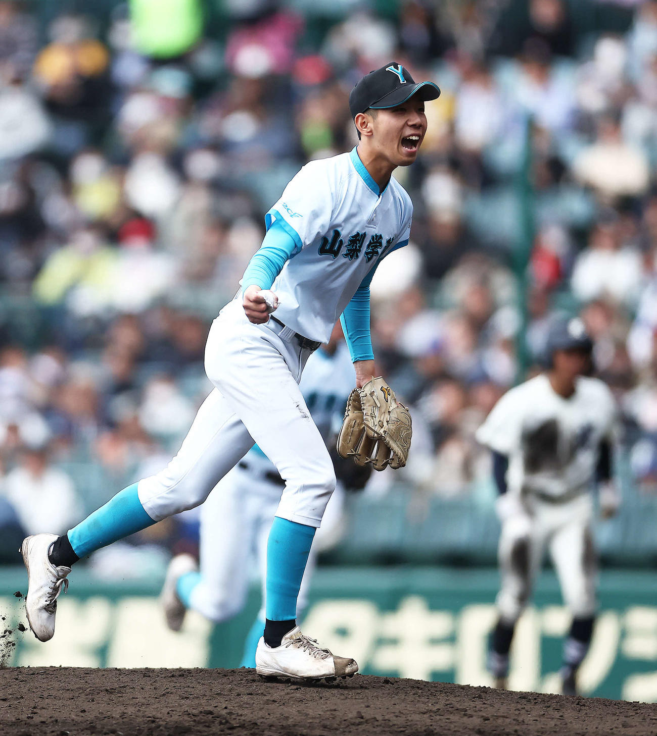 光対山梨学院　光に勝利し、雄たけびを上げる山梨学院・中田（撮影・河田真司）