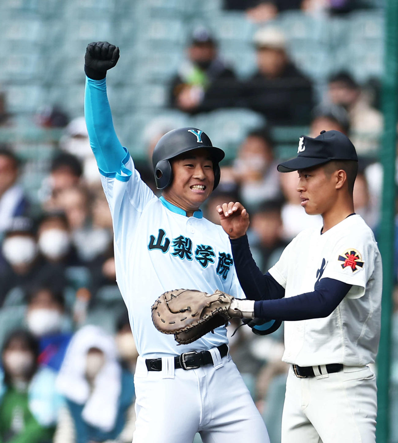 光対山梨学院　5回裏山梨学院1死三塁、右前適時打で出塁し、ガッツポーズする林（撮影・河田真司）