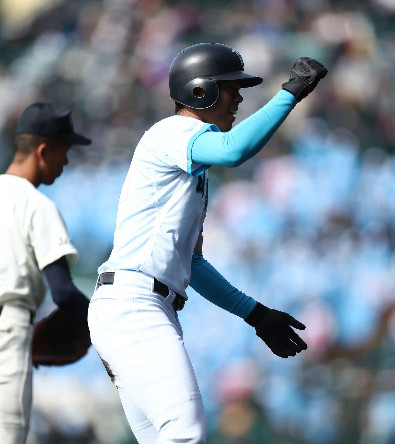 光対山梨学院　2回裏山梨学院無死、三塁打を放ちガッツポーズする佐中（撮影・河田真司）