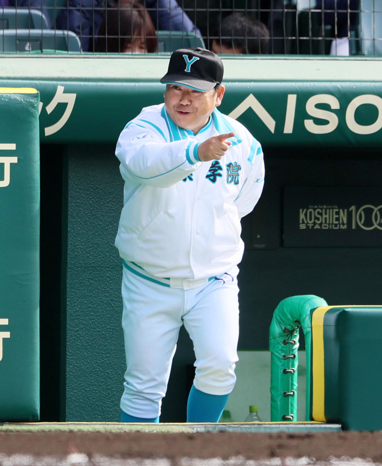 光対山梨学院　1回裏山梨学院無死、ベンチでナインに声を掛ける吉田監督（撮影・加藤哉）
