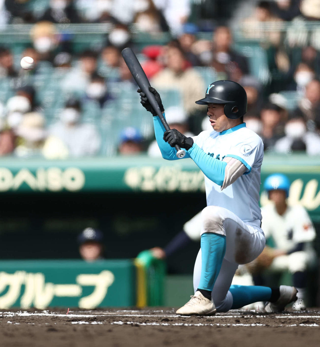 光対山梨学院　6回裏山梨学院1死三塁、スクイズを決める佐仲（撮影・河田真司）