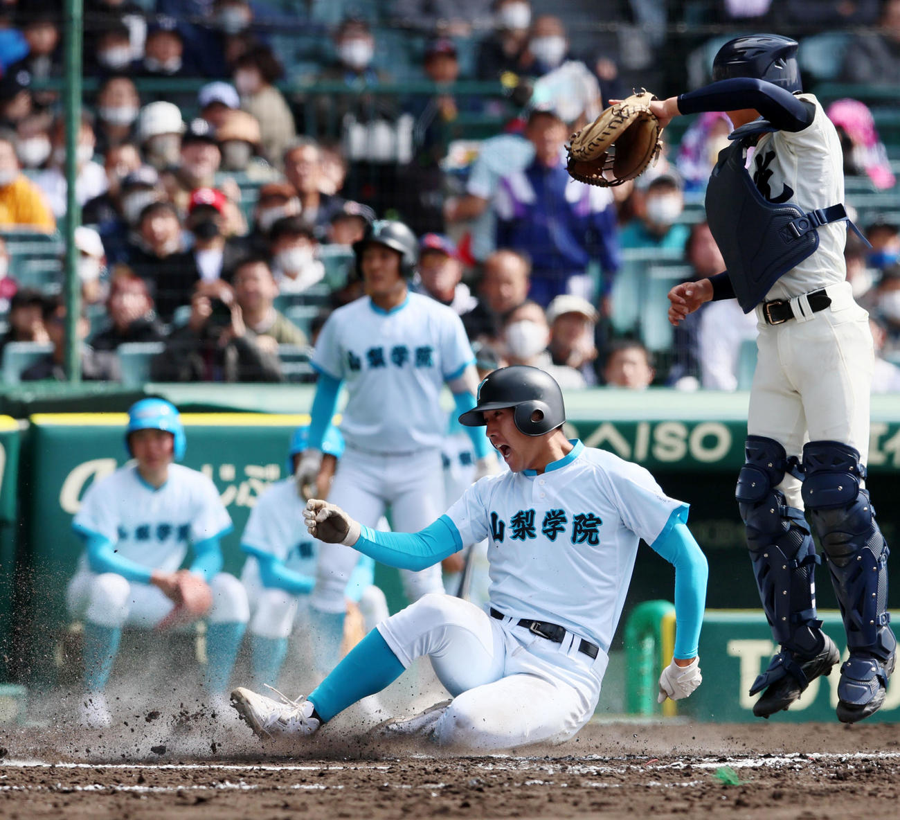 光対山梨学院　6回裏山梨学院1死一塁、一塁走者岳原は高橋の右適時三塁打で生還（撮影・加藤哉）