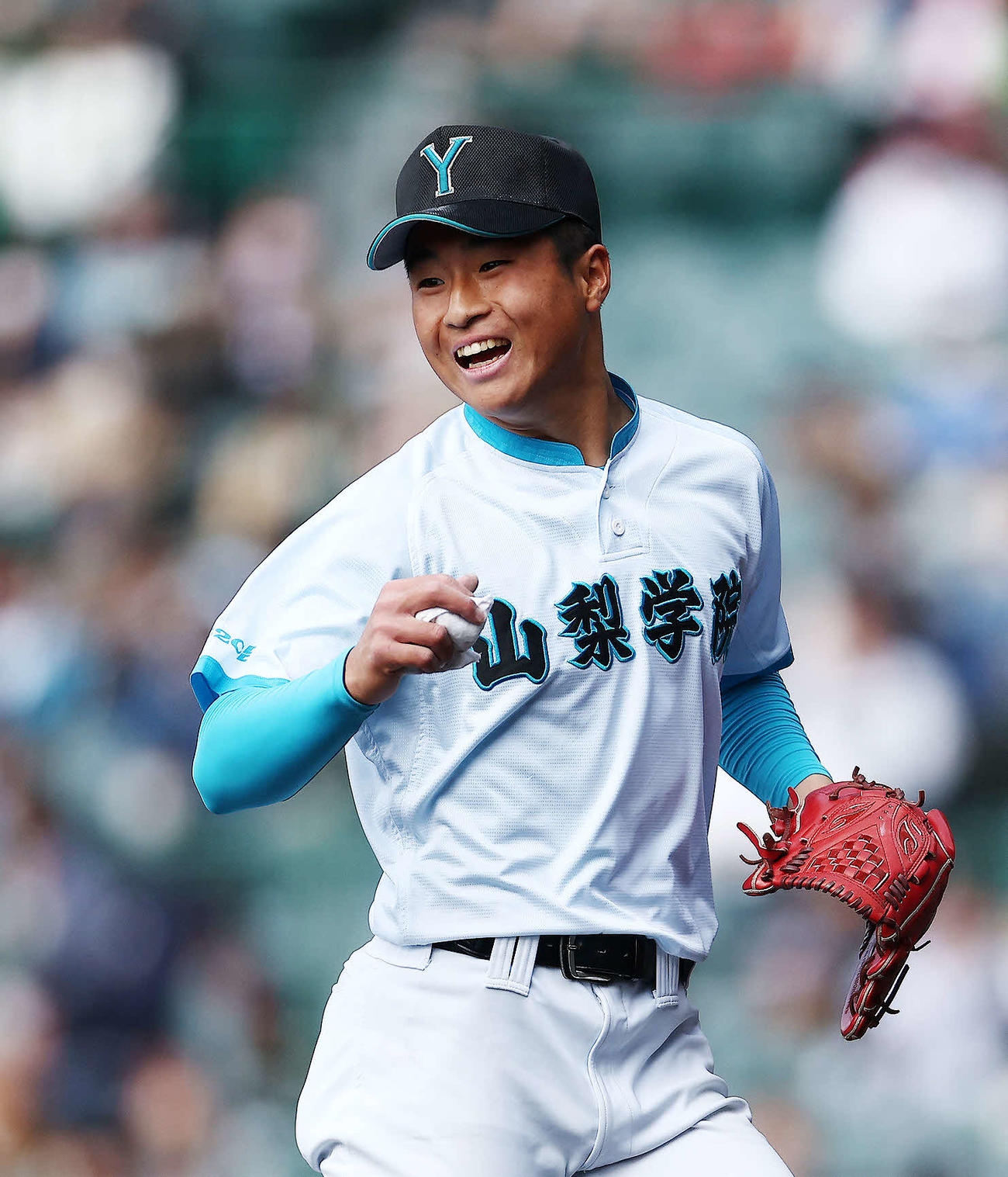 光対山梨学院　4回表を抑え、笑顔でベンチに戻る山梨学院・林（撮影・河田真司）