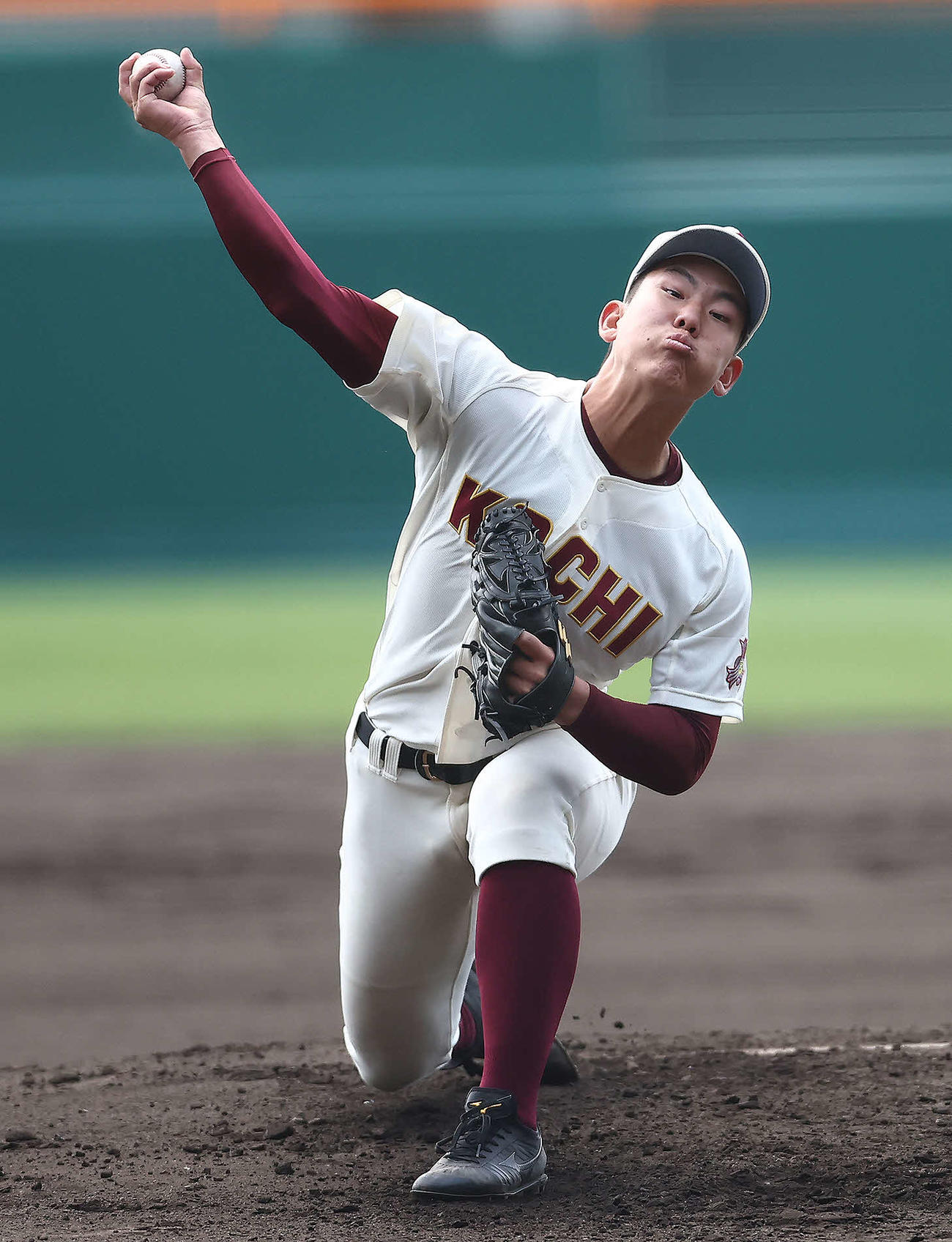 高知対専大松戸　先発で力投する高知・西村真（撮影・河田真司）