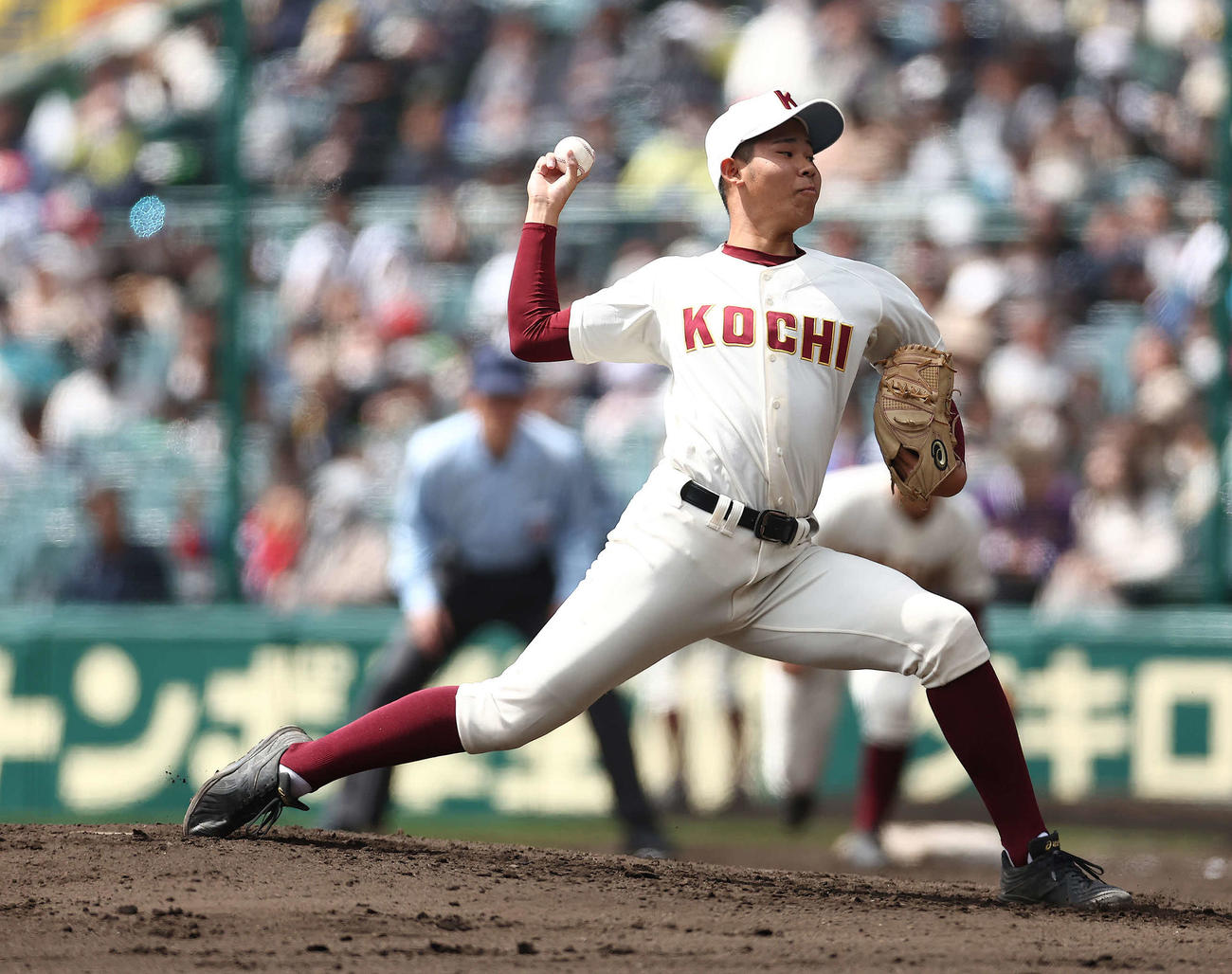 高知対専大松戸　2回裏専大松戸1死一塁、力投する平（撮影・河田真司）