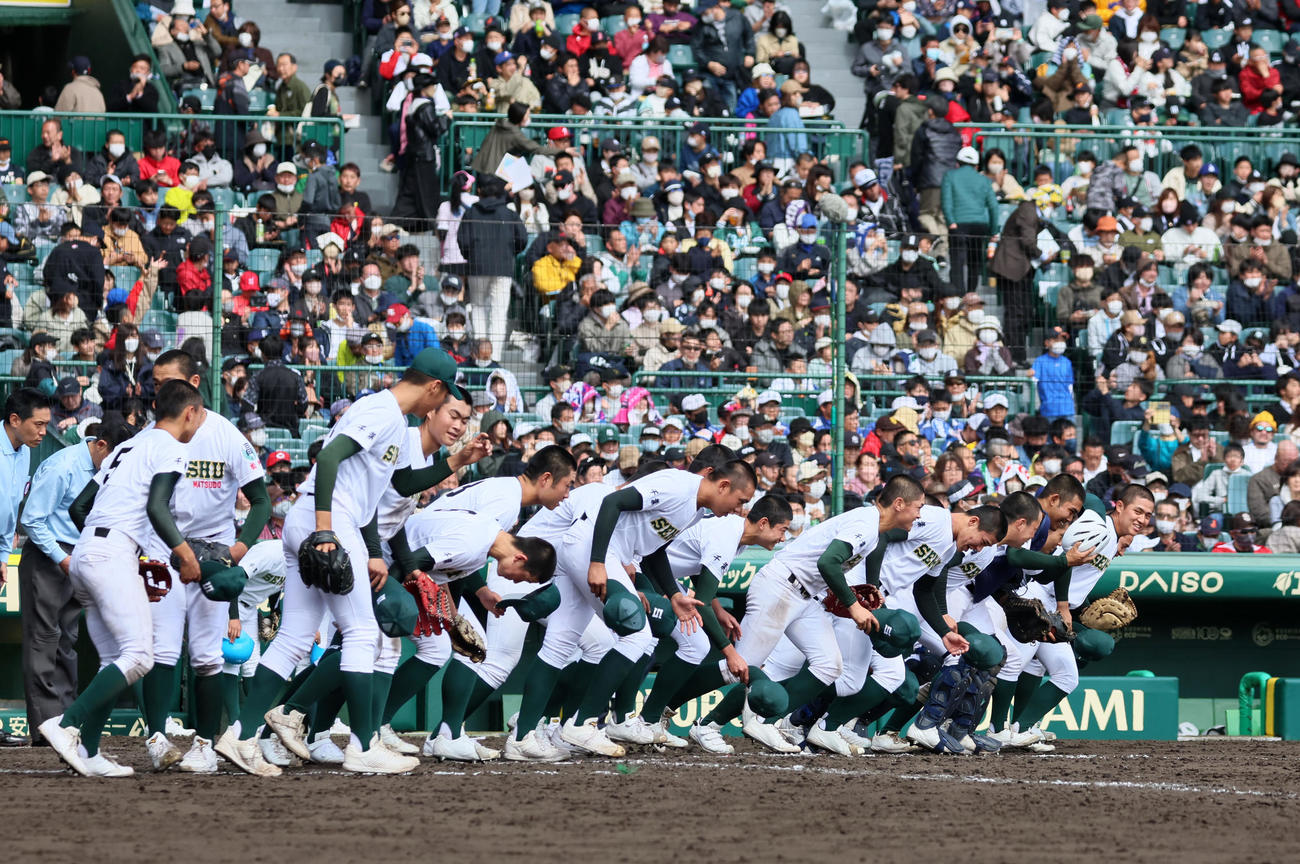 高知対専大松戸　勝利した専大松戸ナインは校歌を歌い終えアルプススタンドへ駆け出した（撮影・加藤哉）