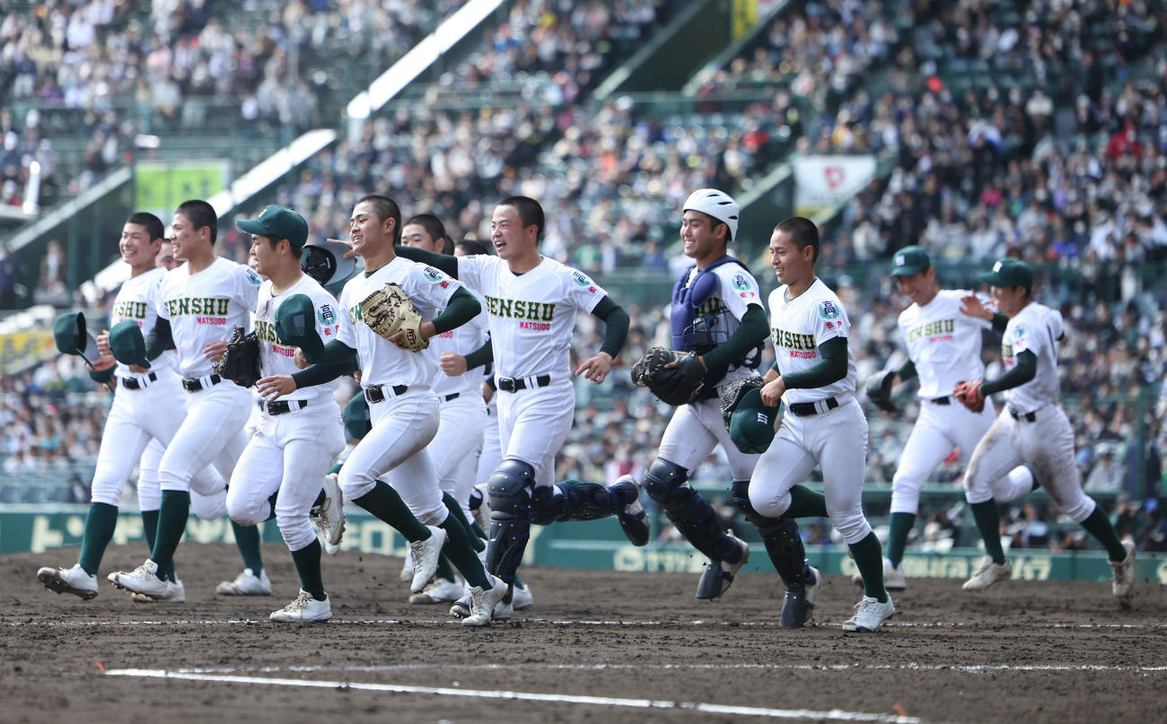 高知対専大松戸　高知に勝利し、笑顔で観客席に向かう専大松戸ナイン（撮影・河田真司）