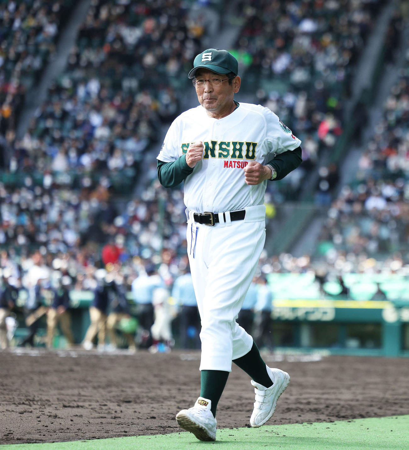 高知対専大松戸　高知に勝利し、観客席にあいさつに向かう専大松戸・持丸監督（撮影・河田真司）