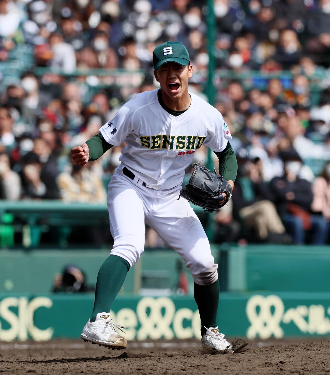 高知対専大松戸　9回表高知2死一塁、平野は中嶋を三振に仕留めて勝利し、マウンドでガッツポーズを見せる（撮影・加藤哉）