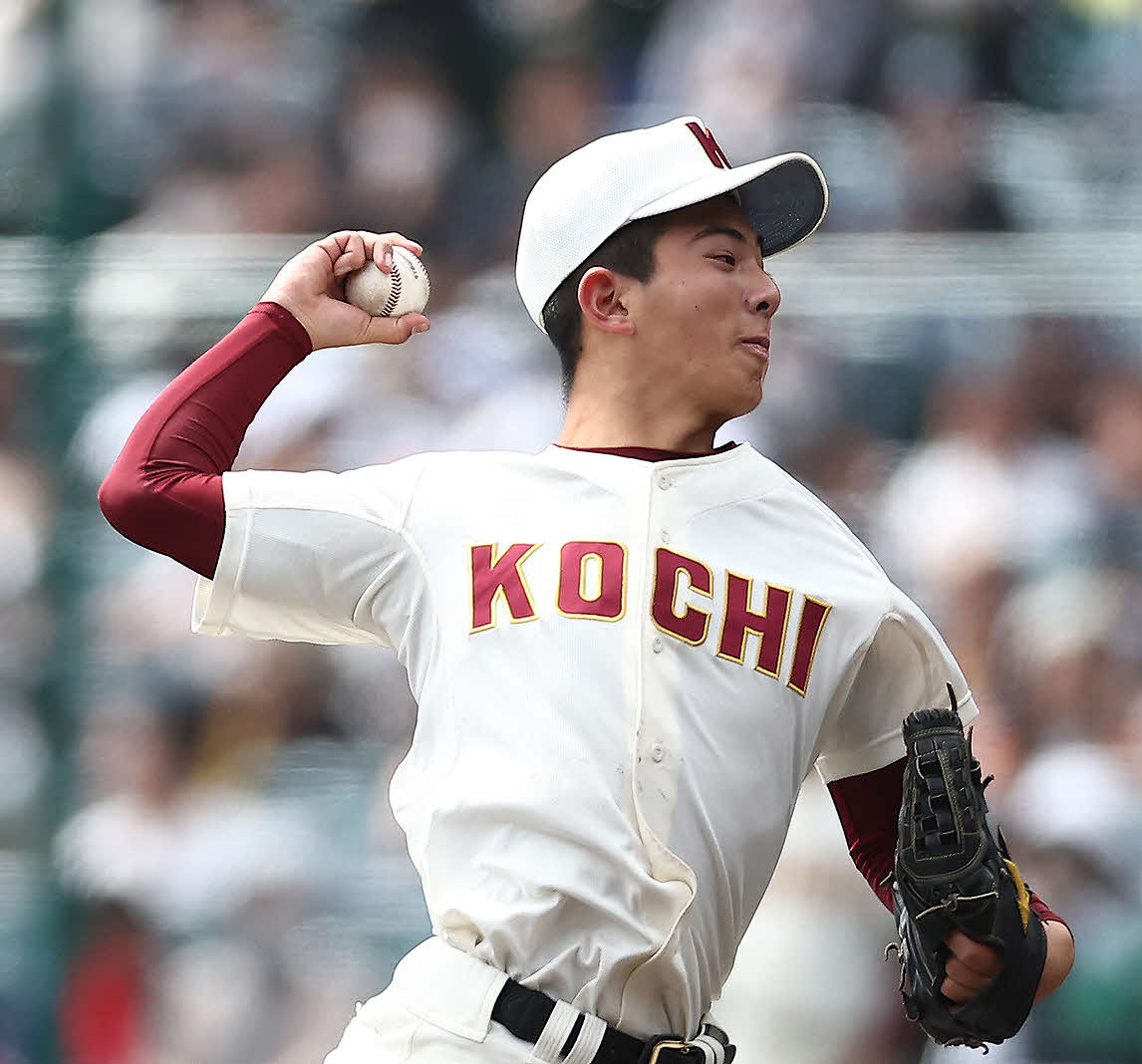 高知対専大松戸　7回裏、力投する辻井（撮影・河田真司）