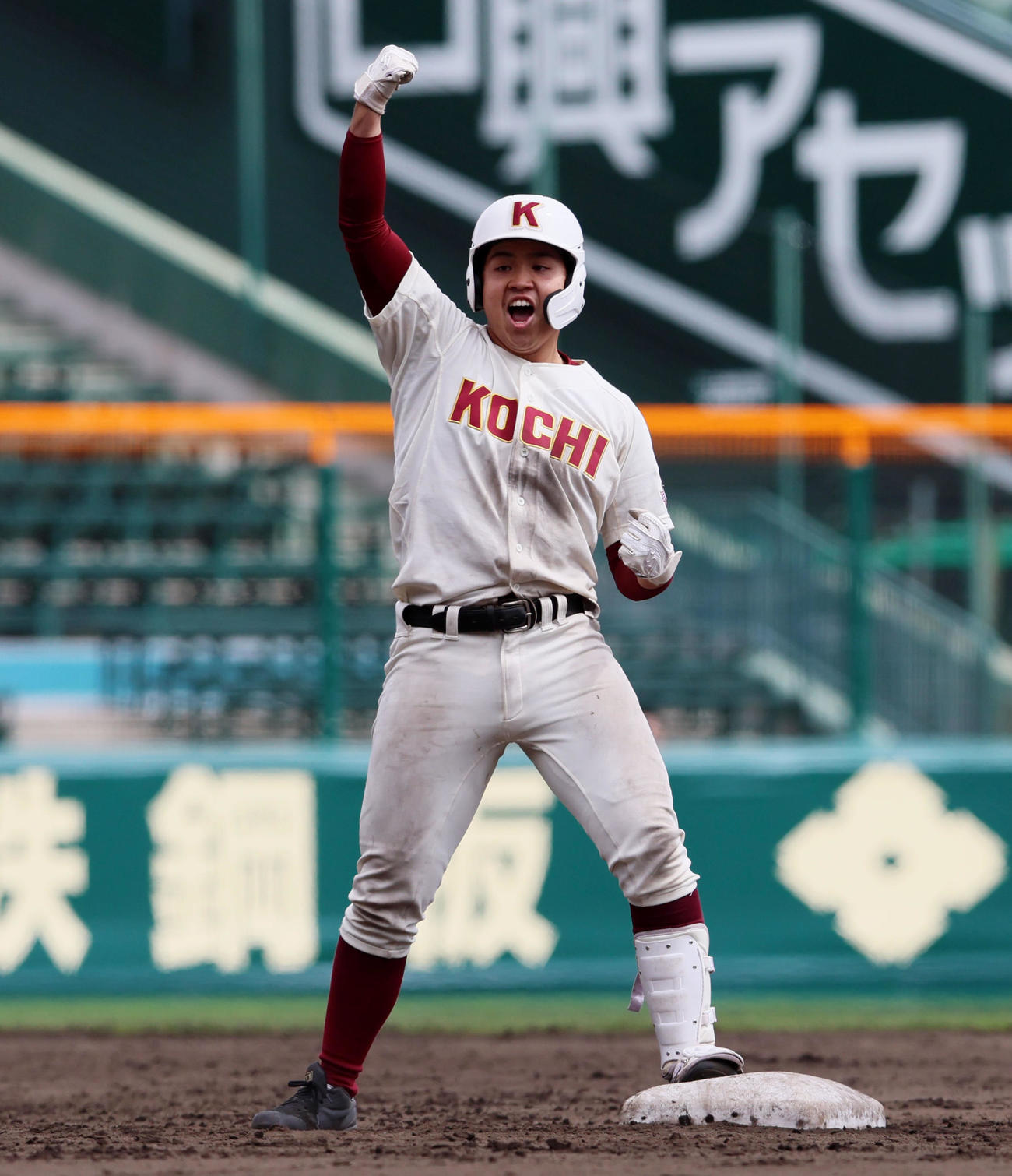 高知対専大松戸　8回表高知2死二塁、山平は中越え適時二塁打を放ちガッツポーズを見せる（撮影・加藤哉）