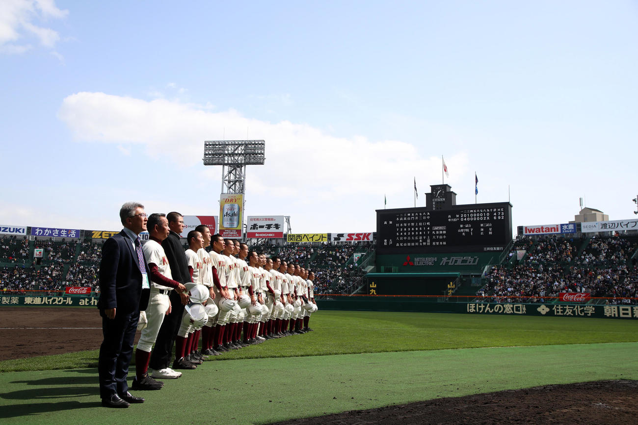 高知対専大松戸　専大松戸に敗れアルプススタンドへあいさつする高知ナイン（撮影・加藤哉）