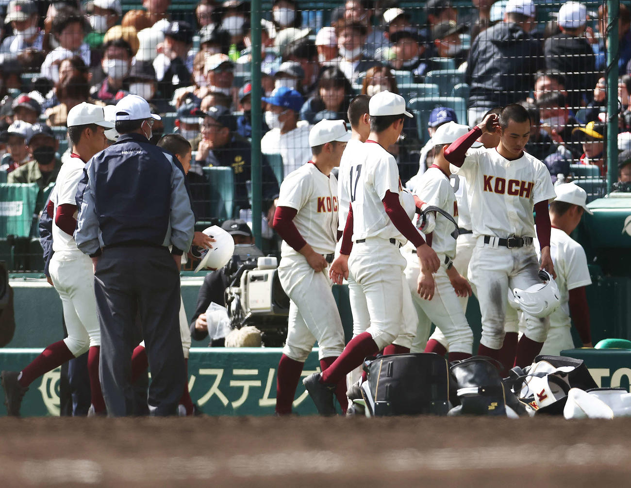 高知対専大松戸　専大松戸に敗れ、あいさつを終え引き揚げる高知ナイン（撮影・河田真司）