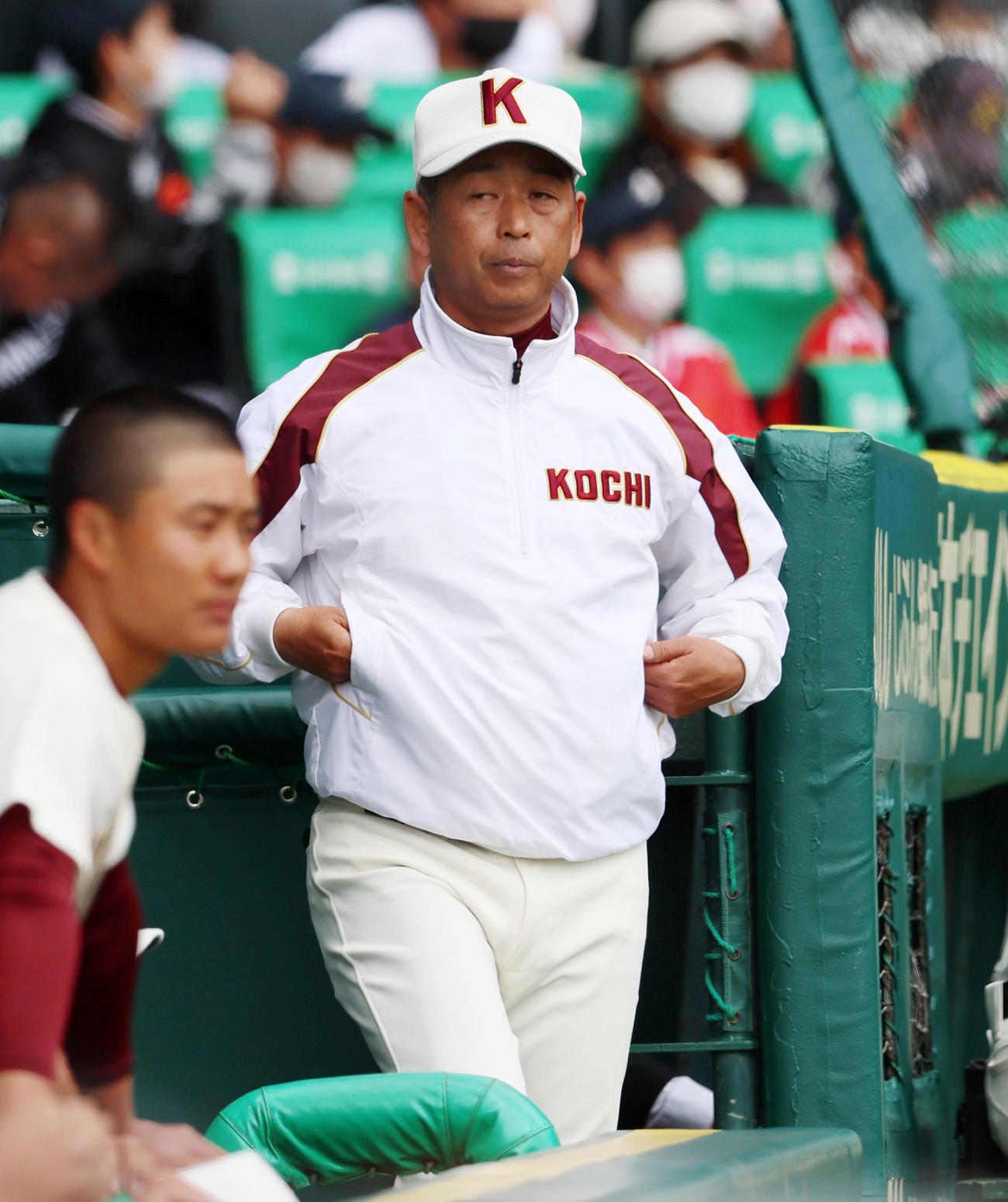 高知対専大松戸　5回裏、ベンチからグラウンドを見る高知の浜口監督（撮影・加藤哉）