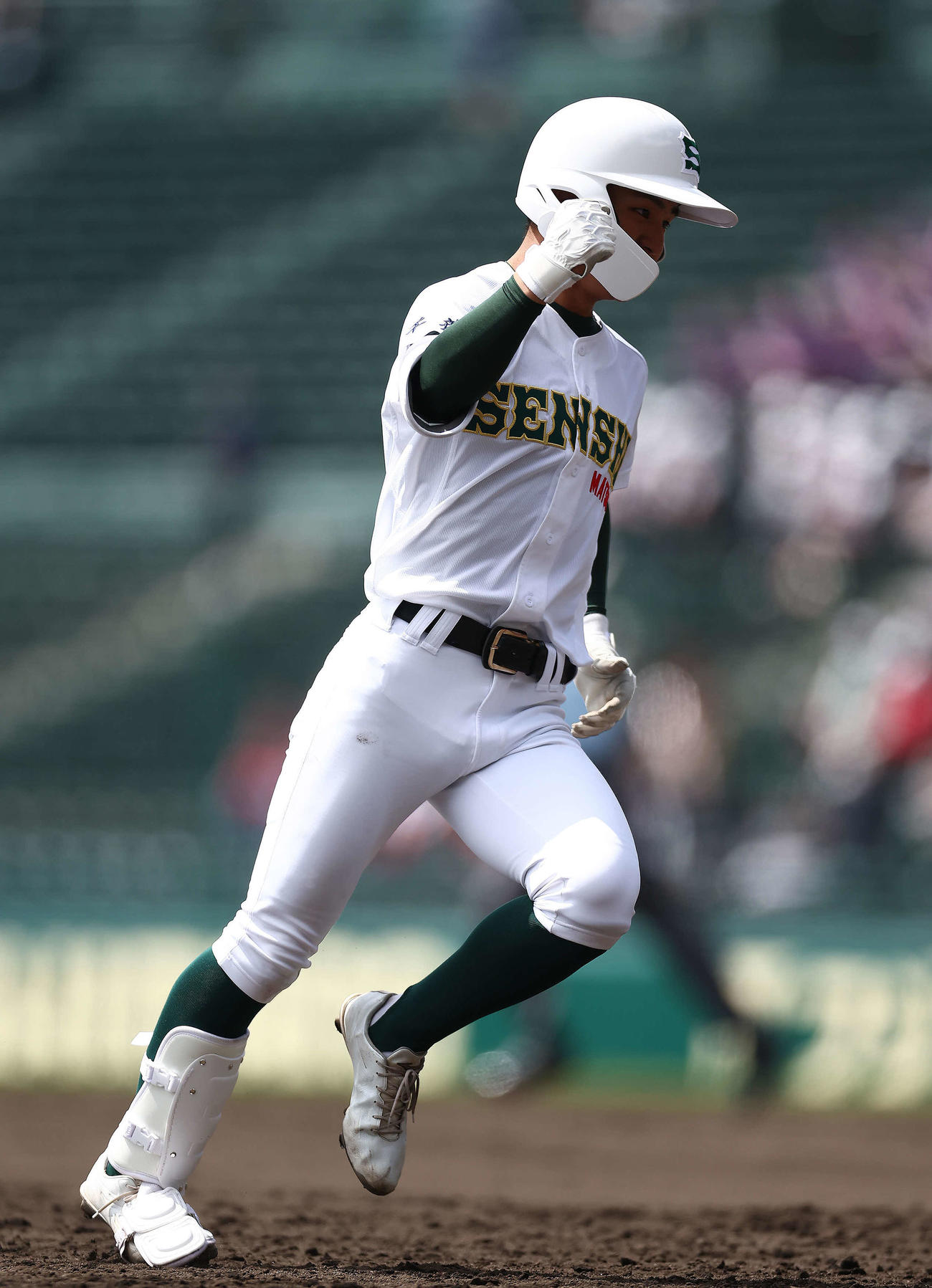 高知対専大松戸　2回裏専大松戸1死二塁、右越え同点2点本塁打を放ちガッツポーズしながらダイヤモンドを回る広川（撮影・河田真司）