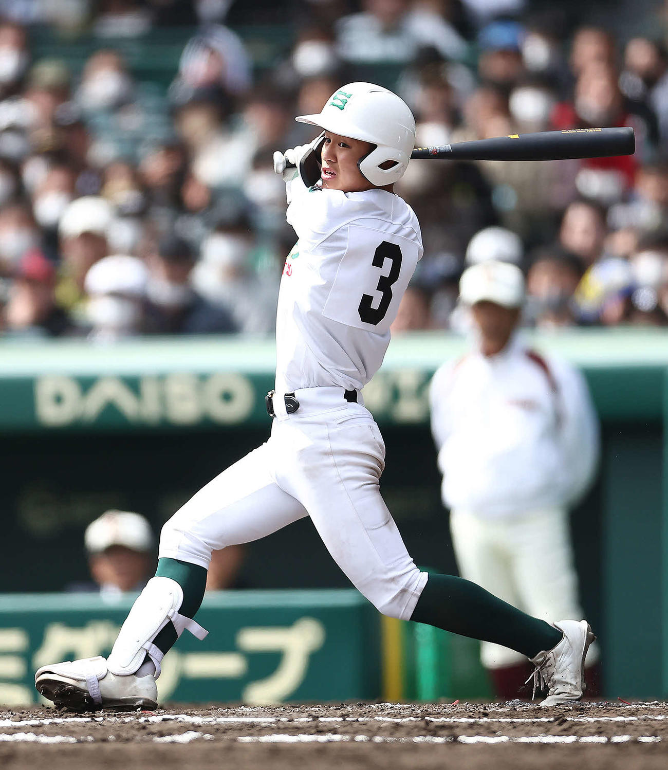 高知対専大松戸　8回裏専大松戸1死一、二塁、左前適時打を放つ広川（撮影・河田真司）