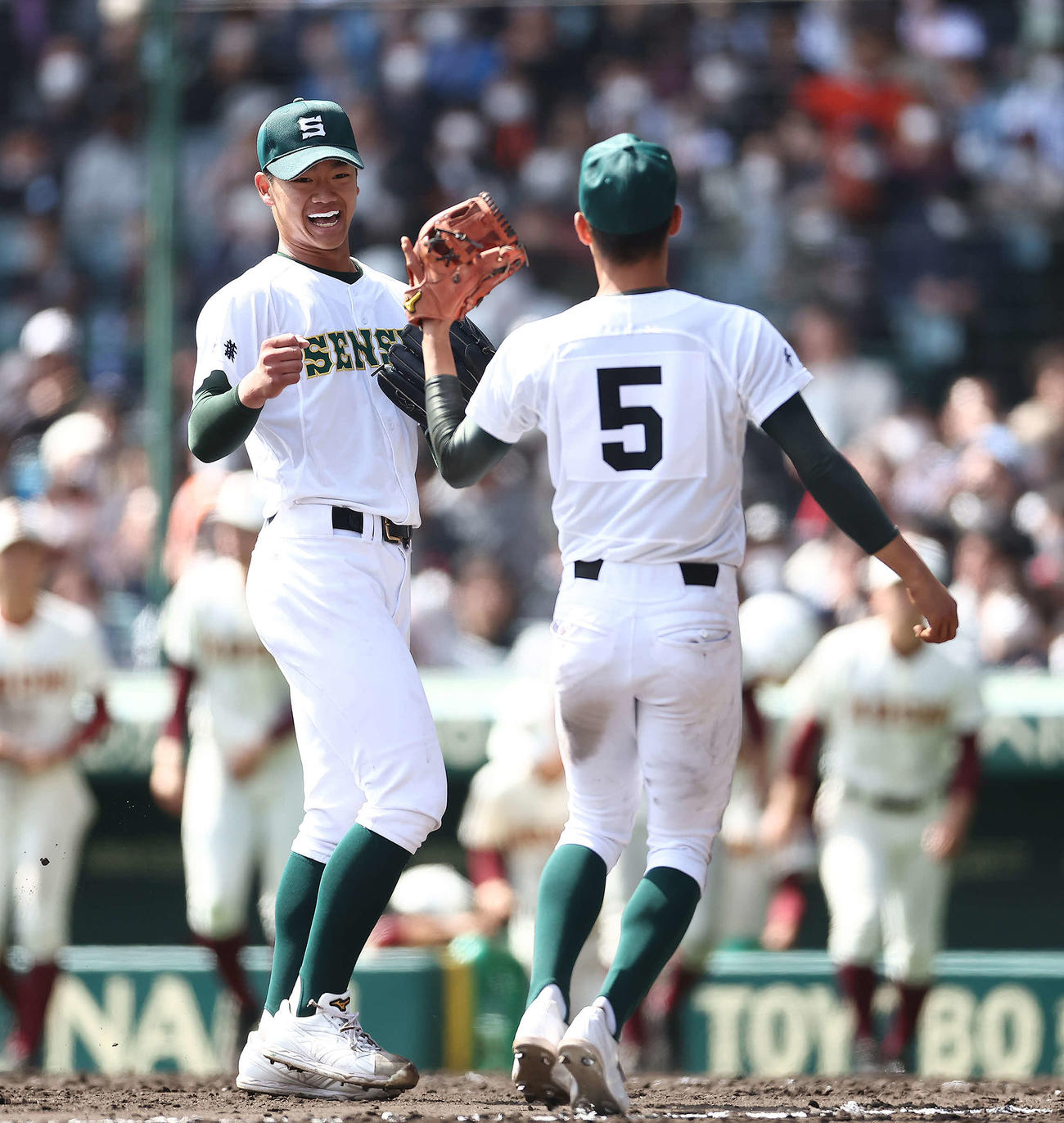 高知対専大松戸　高知に勝利し、笑顔を見せながら整列に向かう専大松戸・平野（左）（撮影・河田真司）