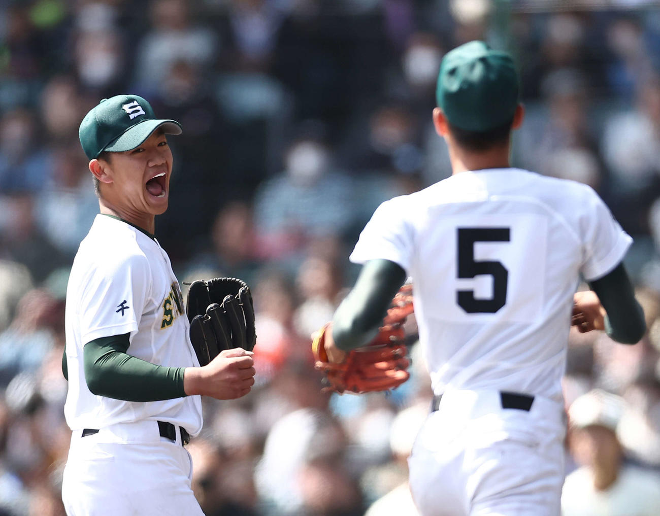 高知対専大松戸　高知に勝利し、笑顔を見せながら整列に向かう専大松戸・平野（撮影・河田真司）