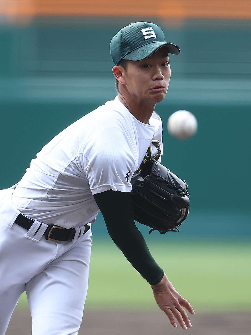 高知対専大松戸　先発で力投する平野（撮影・河田真司）
