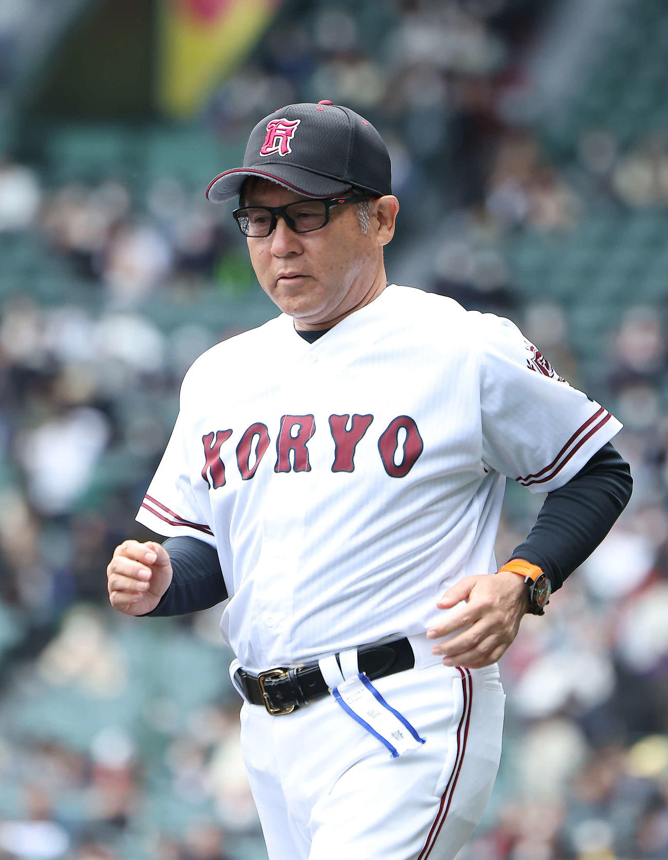 海星対広陵　海星に勝利し、観客席にあいさつに向かう広陵・中井哲之監督（撮影・河田真司）