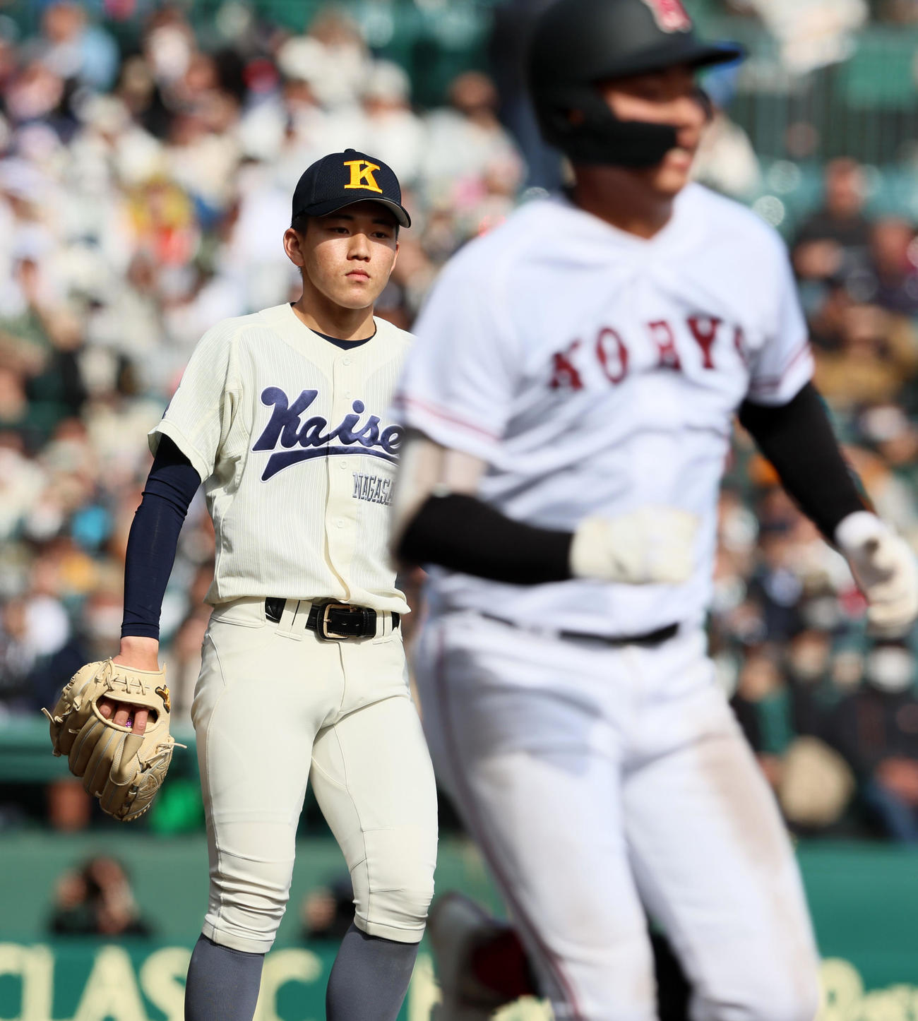 海星対広陵　4回裏広陵無死、吉田は真鍋（右）を一ゴロに仕留める（撮影・加藤哉）