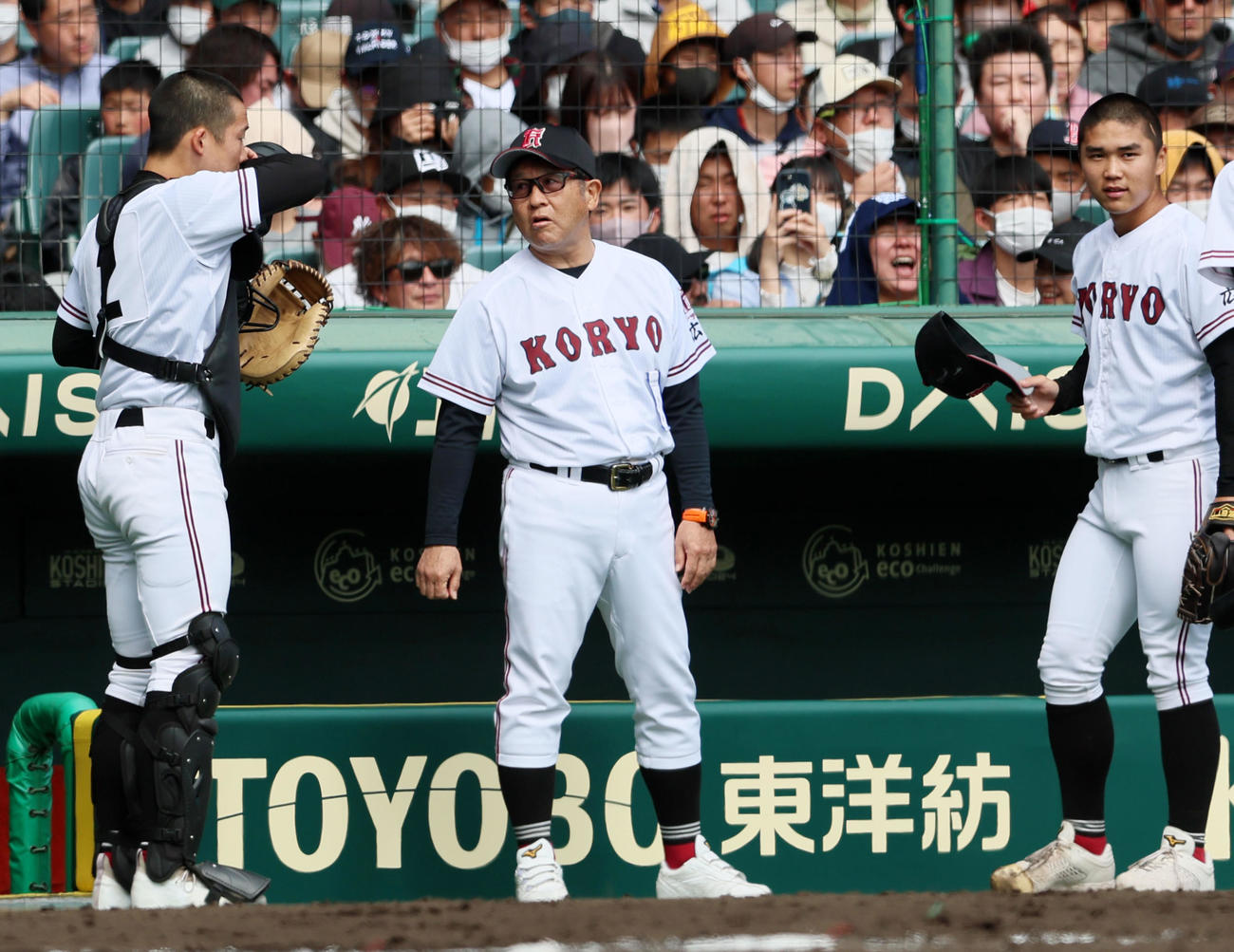 海星対広陵　1回表を終えナインに声をかける中井監督（撮影・加藤哉）