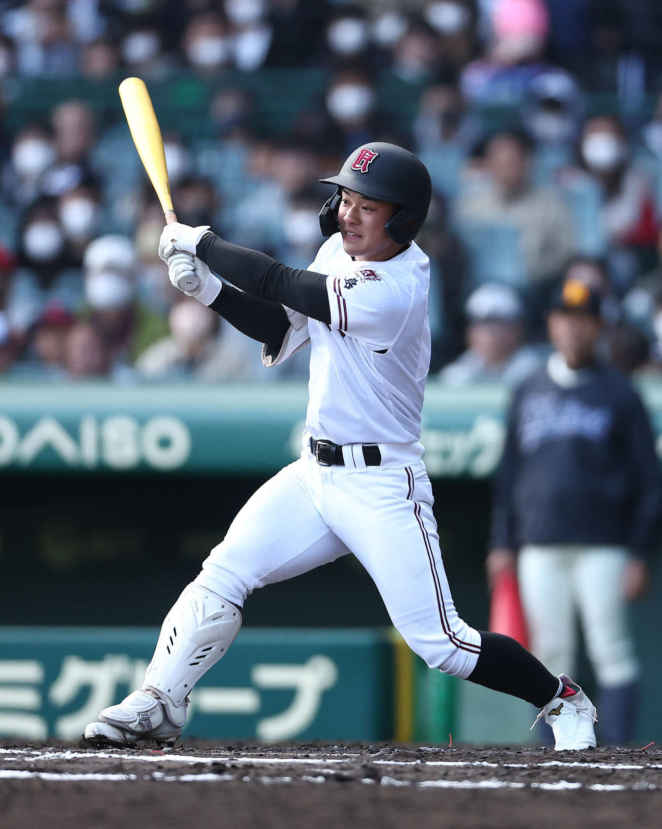 7回裏広陵無死、中前打を放つ中尾（撮影・河田真司）