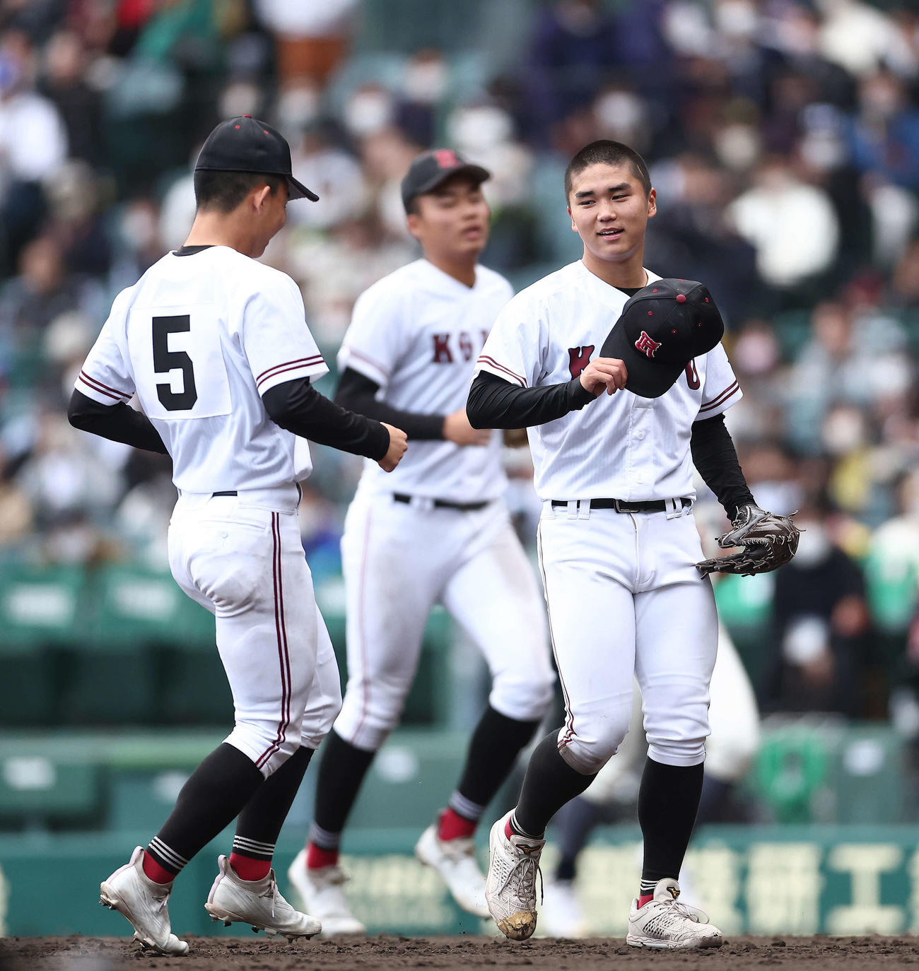 海星対広陵　海星に勝利し、笑顔を見せる広陵・高尾（右）（撮影・河田真司）