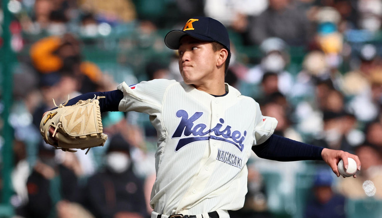 海星対広陵　4回裏広陵2死、吉田は只石をチェンジアップで投ゴロに仕留める（撮影・加藤哉）