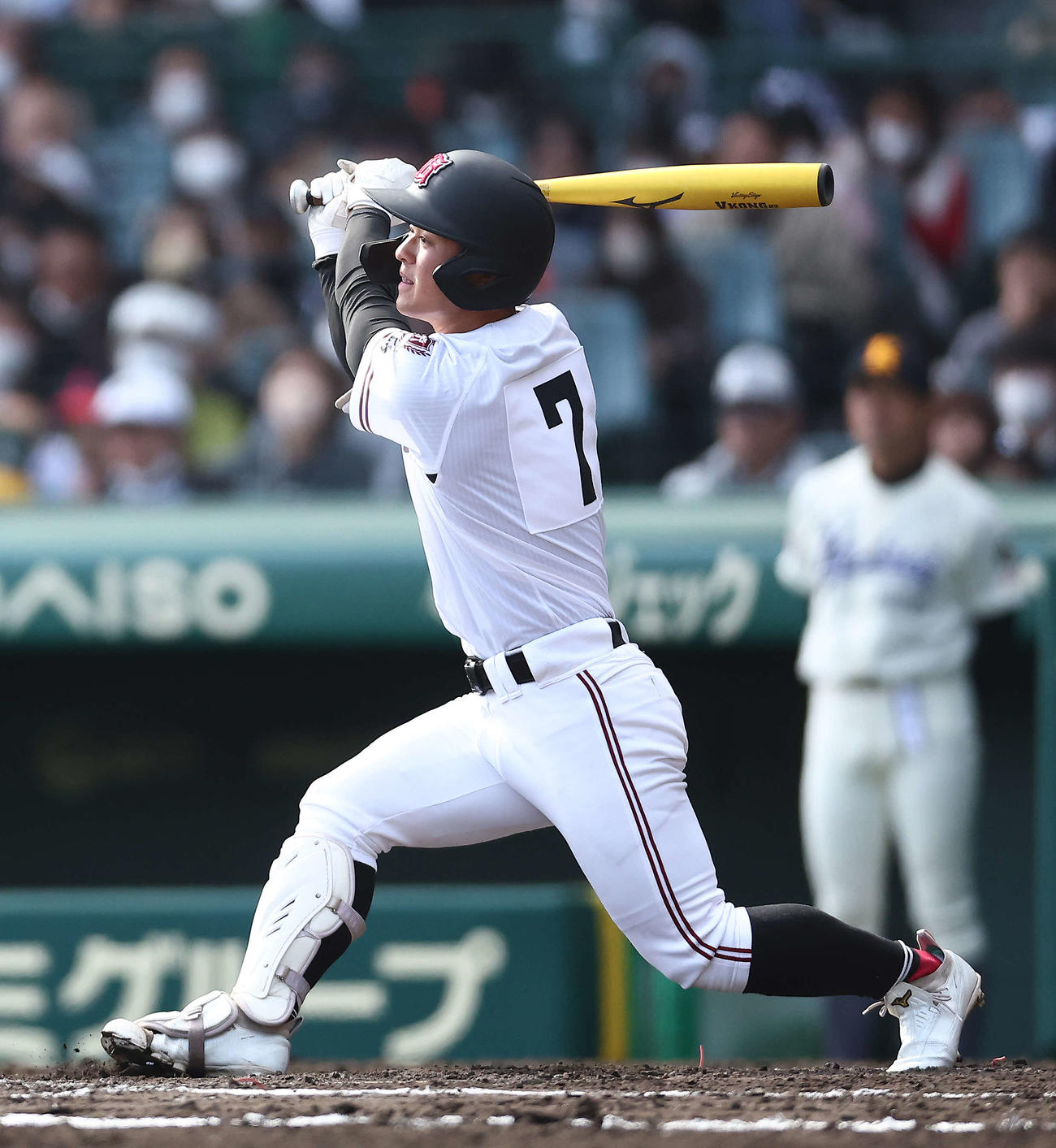 海星対広陵　5回裏広陵1死、フェンス直撃の三塁打を放つ中尾（撮影・河田真司）