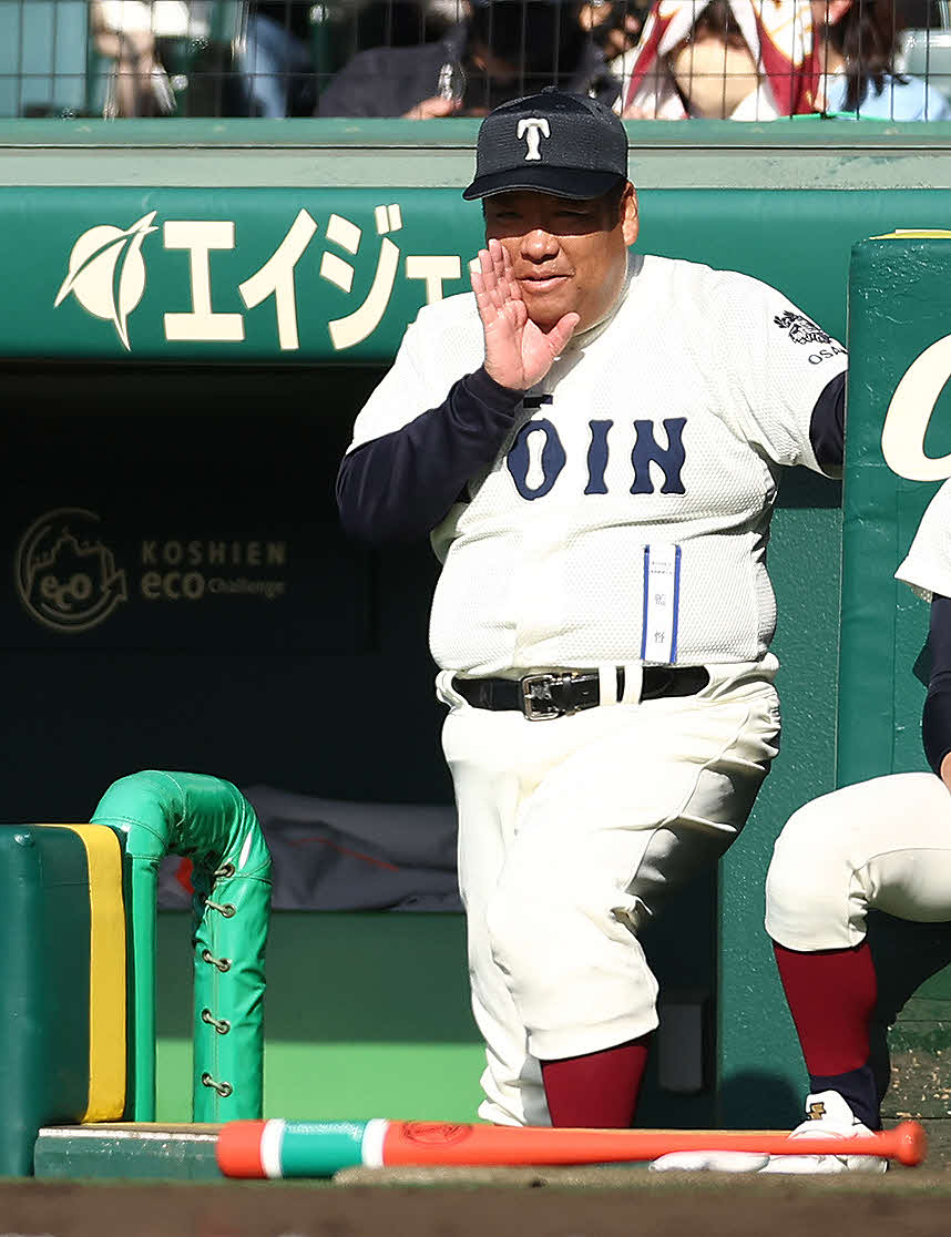 能代松陽対大阪桐蔭　1回裏、ナインにげきを飛ばす大阪桐蔭・西谷監督（撮影・河田真司）