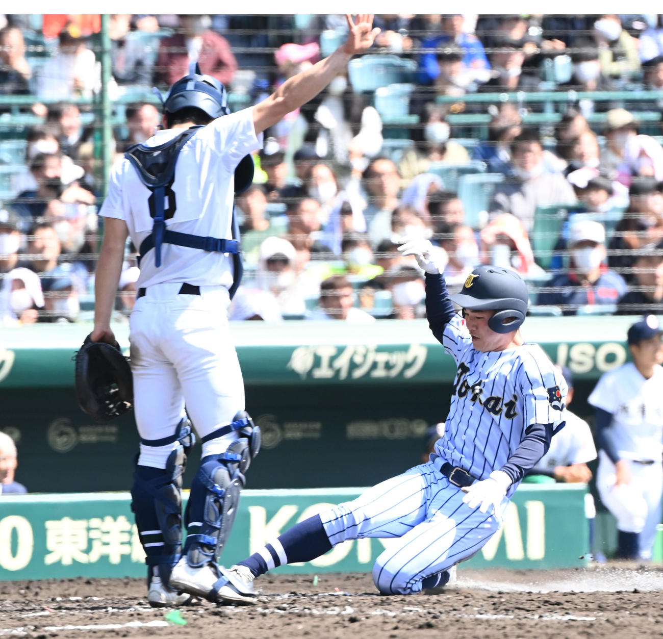 沖縄尚学対東海大菅生　4回裏東海大菅生1死一、三塁、新井の中飛で生還する大舛（撮影・和賀正仁）