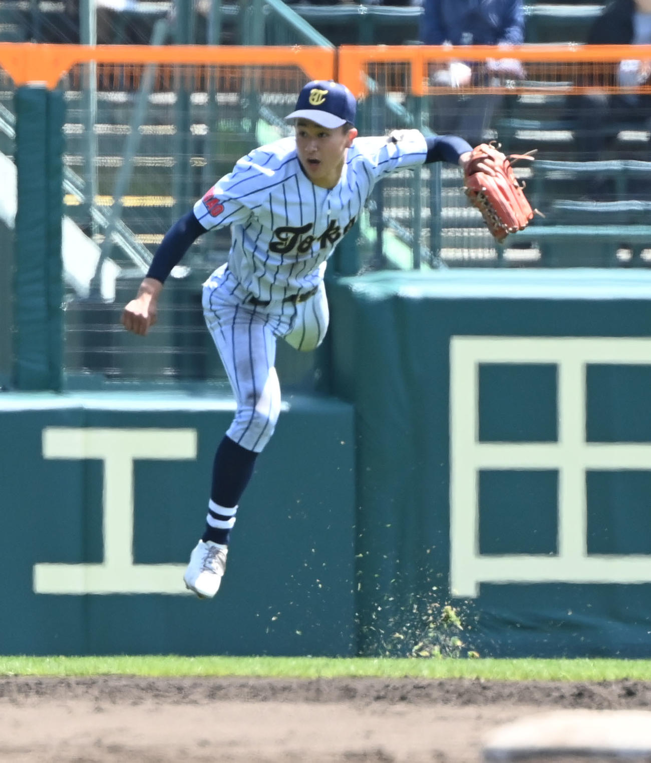 沖縄尚学対東海大菅生　7回裏東海大菅生2死二塁、糸数の左前打で本塁で二塁走者を刺す酒井（撮影・和賀正仁）