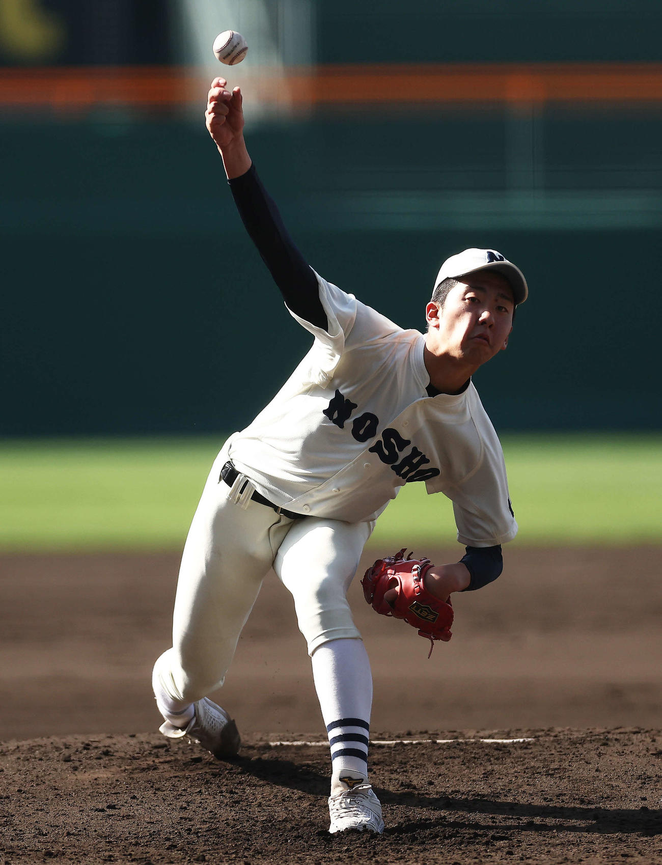 能代松陽対大阪桐蔭　2回表、力投する能代松陽・森岡（撮影・河田真司）