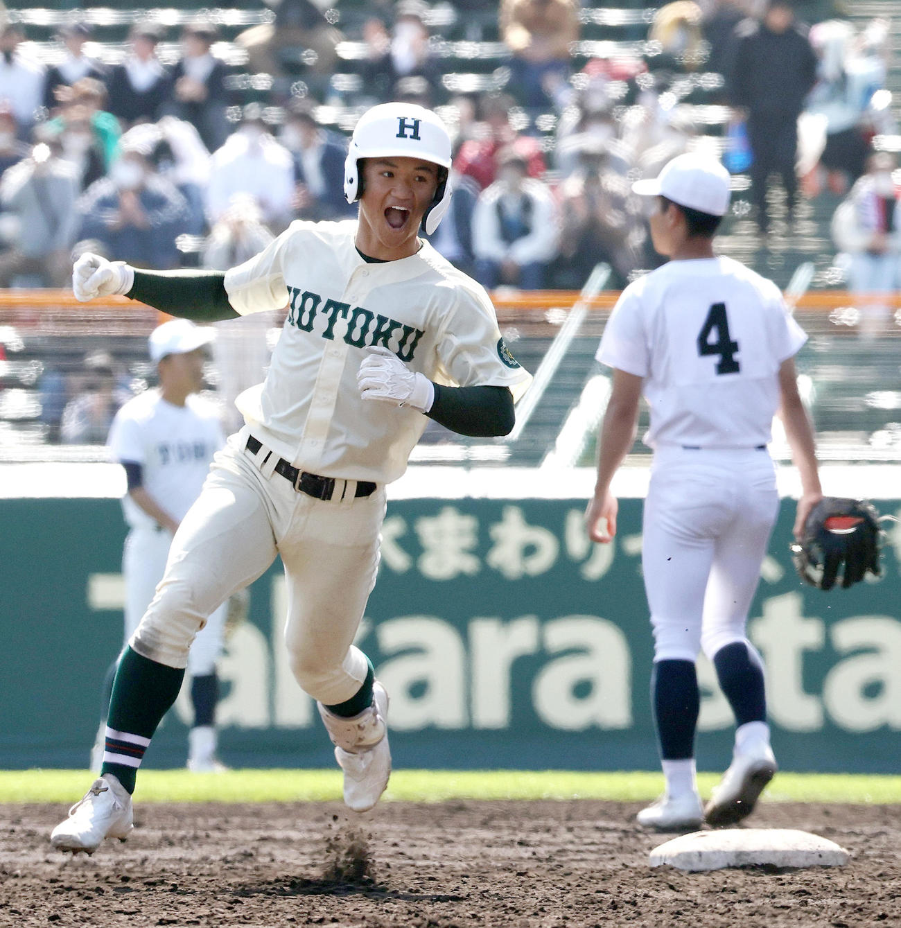 東邦対報徳学園　4回裏報徳学園1死、林（手前）は左越え本塁打を放ち喜ぶ（撮影・上山淳一）