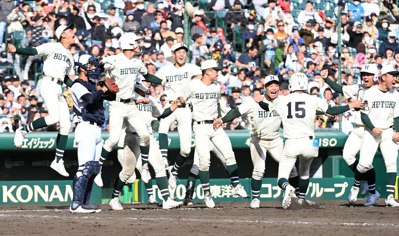 東邦対報徳学園　10回裏報徳学園1死満塁、西村はサヨナラ右前適時打を放ちサヨナラ勝ち、喜ぶ報徳ナイン（撮影・前岡正明）