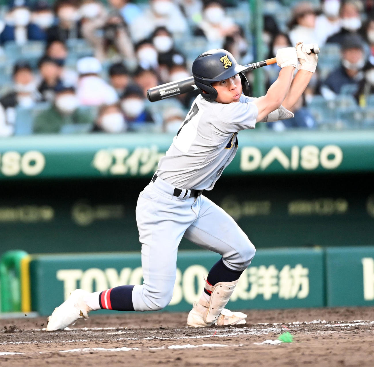 仙台育英対龍谷大平安　8回表仙台育英2死二、三塁浜田は右前適時打を放つ（撮影・前岡正明）