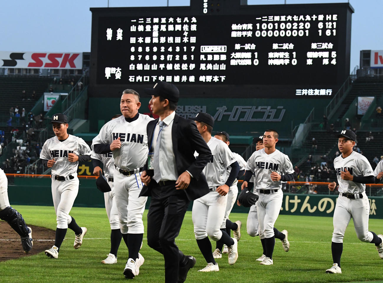 仙台育英対龍谷大平安　仙台育英に敗れた龍谷大平安ナイン（撮影・前岡正明）